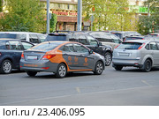 Каршеринг. Автомобиль сервиса поминутной аренды автомобиля "Делимобиль" в автомобильной пробке на улице Москве (2016 год). Редакционное фото, фотограф Александр Замараев / Фотобанк Лори