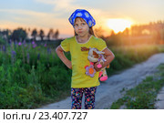 Недовольная девочка на фоне леса. Стоковое фото, фотограф Юрий Шурчков / Фотобанк Лори