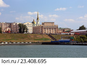 Вид на Новую набережную Ижевского пруда с воды летом, Ижевск, Удмуртская Республика (2016 год). Стоковое фото, фотограф Алексей Гусев / Фотобанк Лори