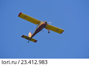 Лёгкий учебно-спортивный самолёт-буксировщик планеров PZL 104 Wilga на фоне неба (2016 год). Редакционное фото, фотограф Александр Замараев / Фотобанк Лори
