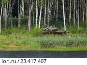 Старый подбитый танк в лесу на берегу реки. Стоковое фото, фотограф Игорь Долгов / Фотобанк Лори