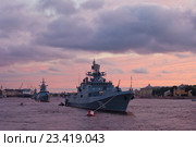 Военный корабль на параде в день ВМФ. Санкт-Петербург 2016. Сторожевой корабль «Адмирал Эссен» проекта 11356 ВМС России. Редакционное фото, фотограф Литвяк Игорь / Фотобанк Лори