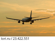 Самолет Airbus A330-323 (HL7584) Korean Air Lines заходит на посадку в закатном небе (2016 год). Редакционное фото, фотограф Виктор Карасев / Фотобанк Лори