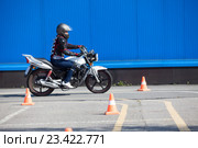 Вождение мотоцикла на автодроме, змейка из конусов. Стоковое фото, фотограф Кекяляйнен Андрей / Фотобанк Лори