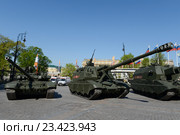 Репетиция парада в честь Дня Победы в Москве. Т-90А "Владимир"- российский основной боевой танк и 2С19 Мста-С (по классификации НАТО - M1990 «Farm») - российская 152-мм дивизионная самоходная гаубица (2016 год). Редакционное фото, фотограф Free Wind / Фотобанк Лори