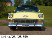 Полноразмерный американский Chevrolet Bel Air анфас крупным планом на улице Лаппеенранты (2016 год). Редакционное фото, фотограф Виктор Карасев / Фотобанк Лори