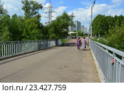 Навесной пешеходный мост через речку Яузу. Бабушкинский район. Москва (2016 год). Редакционное фото, фотограф lana1501 / Фотобанк Лори