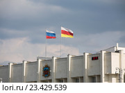 Флаг России и Северной Осетии-Алании на Администрации местного самоуправления (2016 год). Стоковое фото, фотограф Андрей Багаев / Фотобанк Лори