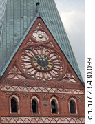 Часы на башне церкви святого Иоаннна (St.Johanniskirche) в Люнебурге (Lüneburg), Германия (2015 год). Стоковое фото, фотограф Наталья Николаева / Фотобанк Лори