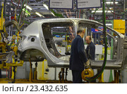 АвтоВАЗ, производство сварки кузовов. Редакционное фото, фотограф Staryh Luiba / Фотобанк Лори