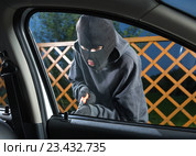 Man stealing car. Стоковое фото, фотограф Сергей Лаврентьев / Фотобанк Лори