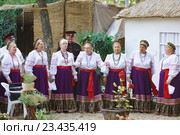 Казаки и казачки в национальных костюмах поют на сельском празднике (2015 год). Редакционное фото, фотограф Наталья Гармашева / Фотобанк Лори
