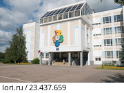 Здание школы в сентябре. Редакционное фото, фотограф Колодчук Александра / Фотобанк Лори