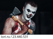 Кровавый клоун-маньяк с топором. Стоковое фото, фотограф Евгения Литовченко / Фотобанк Лори