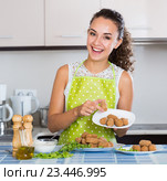 girl with tasty breadcrumbed crocchette. Стоковое фото, фотограф Яков Филимонов / Фотобанк Лори