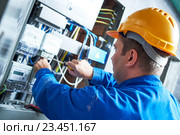 Electrician installing energy saving meter. Стоковое фото, фотограф Дмитрий Калиновский / Фотобанк Лори