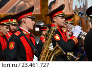 Выступление почетного караула Молодежной региональной общественной организации "Патриотическое объединение - Центр гражданско-патриотического воспитания "Вятичи" на фестивале "Спасская башня детям" в Москве (2016 год). Редакционное фото, фотограф lana1501 / Фотобанк Лори