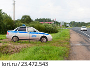 Макет автомобиля ДПС на трассе Е95. Псковская область (2016 год). Редакционное фото, фотограф Александр Щепин / Фотобанк Лори