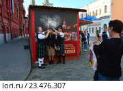 Люди фотографируются на память с музыкантами Кельтского сводного оркестра волынок и барабанов (2016 год). Редакционное фото, фотограф lana1501 / Фотобанк Лори
