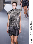 PARIS, FRANCE - OCTOBER 01: Models walks the runway during the Rick Owens show as part of the Paris Fashion Week Womenswear Spring/Summer 2016 on October 1, 2015 in Paris, France. Редакционное фото, фотограф Anton Oparin / Фотобанк Лори