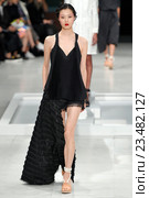 PARIS, FRANCE - OCTOBER 02: A model walks the runway during the Chalayan show as part of the Paris Fashion Week Womenswear Spring/Summer 2016 on October 2, 2015 in Paris, France. Редакционное фото, фотограф Anton Oparin / Фотобанк Лори