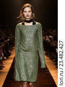 PARIS, FRANCE - OCTOBER 03: A model walks the runway during the Nina Ricci show as part of the Paris Fashion Week Womenswear Spring/Summer 2016 on October 3, 2015 in Paris, France. Редакционное фото, фотограф Anton Oparin / Фотобанк Лори