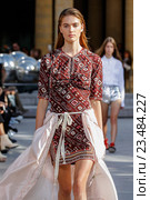 PARIS, FRANCE - OCTOBER 02: A model walks the runway during the Isabel Marant show as part of the Paris Fashion Week Womenswear Spring/Summer 2016 on October 2, 2015 in Paris, France. Редакционное фото, фотограф Anton Oparin / Фотобанк Лори