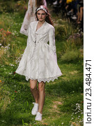 PARIS, FRANCE - OCTOBER 07: A model walks the runway during the Moncler Gamme Rouge show as part of the Paris Fashion Week Womenswear Spring/Summer 2016 on October 7, 2015 in Paris, France. Редакционное фото, фотограф Anton Oparin / Фотобанк Лори