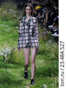 PARIS, FRANCE - OCTOBER 07: A model walks the runway during the Moncler Gamme Rouge show as part of the Paris Fashion Week Womenswear Spring/Summer 2016 on October 7, 2015 in Paris, France. Редакционное фото, фотограф Anton Oparin / Фотобанк Лори