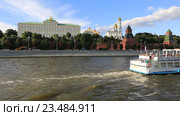 Прогулочный катер на фоне Кремля и Кремлевской набережной. Москва (2016 год). Редакционное видео, видеограф Яна Королёва / Фотобанк Лори