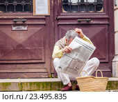 Пожилой мужчина читает французскую газету. Байонна. Франция (2011 год). Редакционное фото, фотограф Ростислав Агеев / Фотобанк Лори
