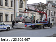 Эвакуация автомобиля. Тюмень, Россия. Редакционное фото, фотограф Землянникова Вероника / Фотобанк Лори