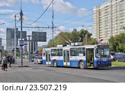 Москва. Троллейбус перекрыл дорогу из-за соскочившей штанги (штанговый токоприемник) (2016 год). Редакционное фото, фотограф Илюхина Наталья / Фотобанк Лори