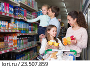 Family purchasing yoghurts in supermarket. Стоковое фото, фотограф Яков Филимонов / Фотобанк Лори