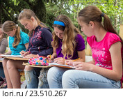 Группа детей рисует на природе (2016 год). Редакционное фото, фотограф Вячеслав Палес / Фотобанк Лори