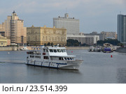 Прогулочная яхта "Барс" класса VIP на Москве-реке. Краснопресненская набережная (2016 год). Редакционное фото, фотограф lana1501 / Фотобанк Лори