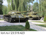 Средний танк Т-62 и тяжелый танк ИС-2 (Иосиф Сталин) в музее под открытым небом парка культуры и отдыха «Зеленый остров», город Черкесск (2016 год). Редакционное фото, фотограф Алексей Гусев / Фотобанк Лори