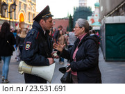 Пожилая женщина спорит с полицейским (2016 год). Редакционное фото, фотограф Стас Надалинский / Фотобанк Лори