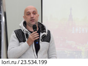 Писатель Захар Прилепин на встрече в  дискуссионном клубе «Тренд» (2016 год). Редакционное фото, фотограф Роман Рожков / Фотобанк Лори