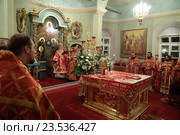Пасхальная литургия в алтаре Новодевичьего монастыря город Москва 2016. Редакционное фото, фотограф Дмитрий Неумоин / Фотобанк Лори