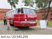 Выставка раритетных автобусов. Петропавловская крепость. Санкт-Петербург (2016 год). Редакционное фото, фотограф Румянцева Наталия / Фотобанк Лори
