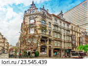 Брюссель, Бельгия. Дом, увитый цветами, в центре города (2016 год). Редакционное фото, фотограф Vitas / Фотобанк Лори