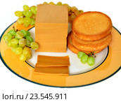 Brunost - национальный норвежский козий коричневый сыр с сухариками и спелым белым виноградом. Стоковое фото, фотограф Валерия Попова / Фотобанк Лори