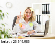 funny businesswoman overwhelmed with sticky reminder notes. Стоковое фото, фотограф Оксана Кузьмина / Фотобанк Лори