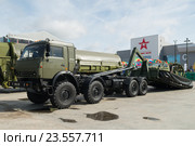 Катер на специальном автопогрузчике. "Армия-2016" - Международный военно-технический форум. Парк Патриот. Редакционное фото, фотограф Алексей Бок / Фотобанк Лори