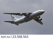 Тяжелый военно-транспортный самолет Ан-124-100 «Руслан» (Бортовой номер RF-82038) в небе (2016 год). Редакционное фото, фотограф Алексей Гусев / Фотобанк Лори