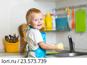 Little boy helping mother washing dishes in the kitchen. Стоковое фото, фотограф Оксана Кузьмина / Фотобанк Лори