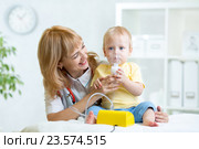 Doctor holding inhaler mask for child breathing. Стоковое фото, фотограф Оксана Кузьмина / Фотобанк Лори