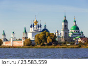 Вид на Спасо-Яковлевский монастырь с озера Неро, Ростов Великий, Россия (2015 год). Стоковое фото, фотограф Наталья Волкова / Фотобанк Лори