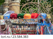 Продажа сувениров в центре города. Санкт-Петербург. Редакционное фото, фотограф Vladimir Sviridenko / Фотобанк Лори